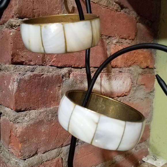 Vintage Set Of 2 Brass Bangles with Mother Of Pearl Insets - Picture 4 of 6